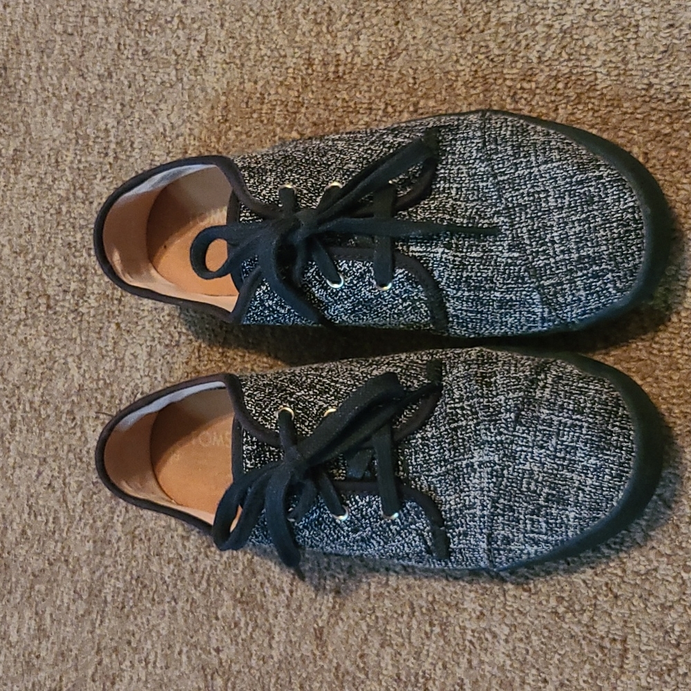 Toms Heather gray and black lace up casual shoes size 8